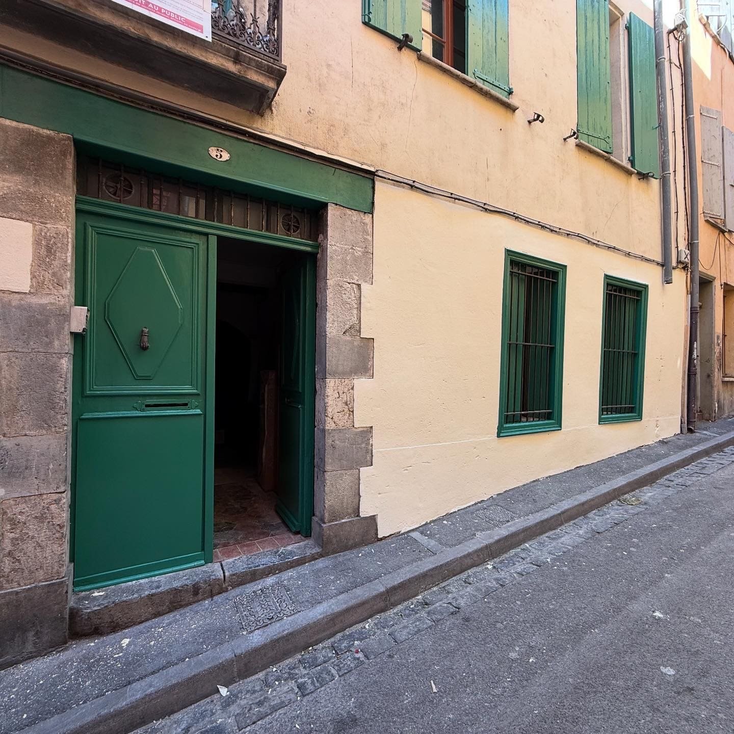 Chantier de maçonnerie couverture Perpignan avec reprise de murs fissurés et démolition de cloisons